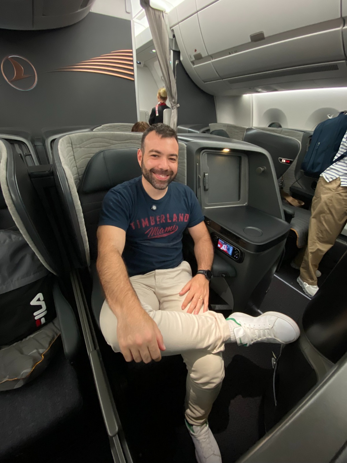 Registro de viagem: passageiro sentado em uma poltrona na cabine de um avião
